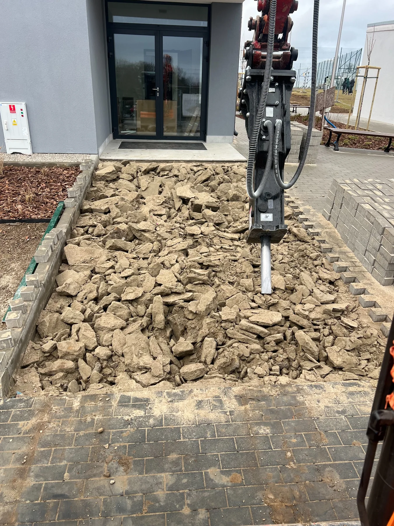 Młot hydrauliczny podczas pracy